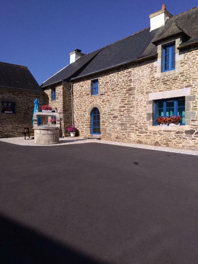 La Petite Maison Bleue Loperec Exterior photo